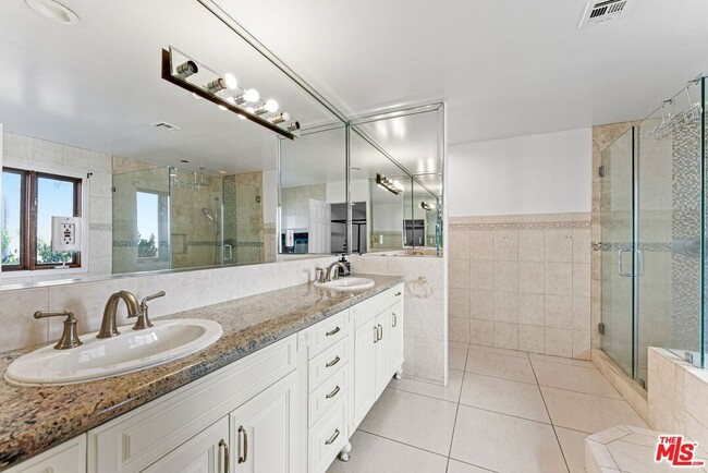 Building Photo - 15123 Greenleaf St