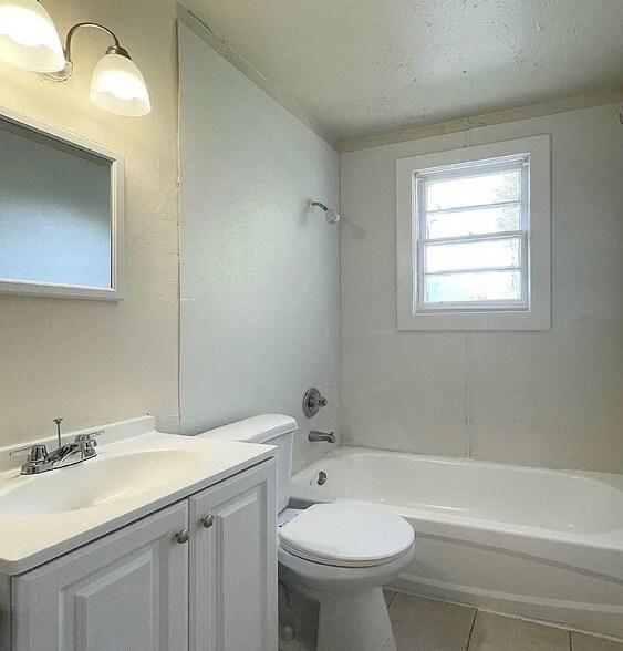 Primary Photo - 1431 W 18th St