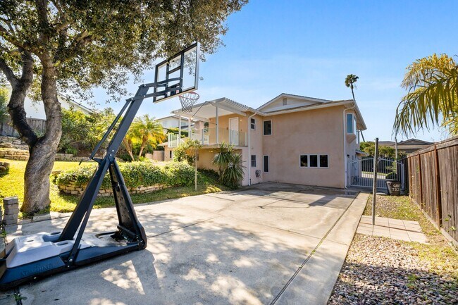 Building Photo - Spacious Two-Story 5 BD/3 BA Home in Desirable East Bluff Neighborhood