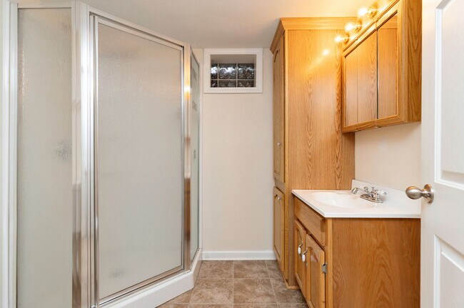 Building Photo - NEWLY UPDATED!! 3 Bedroom, 2 Bathroom Home in Des Moines!