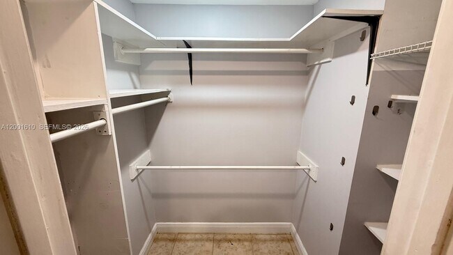 Building Photo - 8820 SW 43rd Terrace