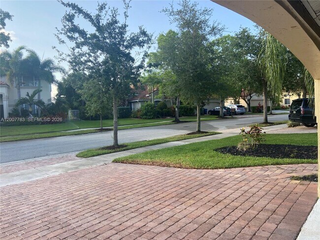 Building Photo - 659 Verona Pl