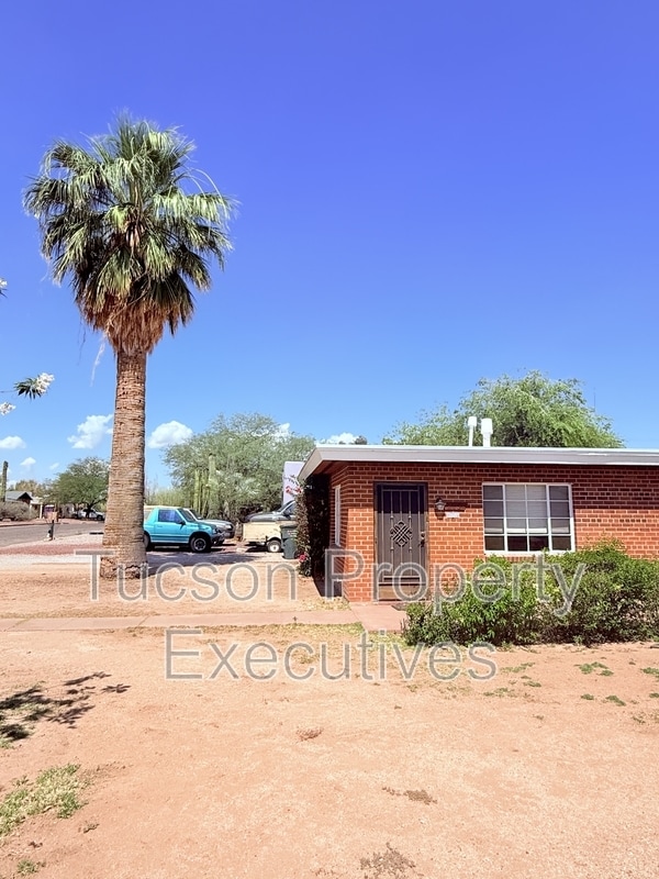 Building Photo - 2831 E Adams St