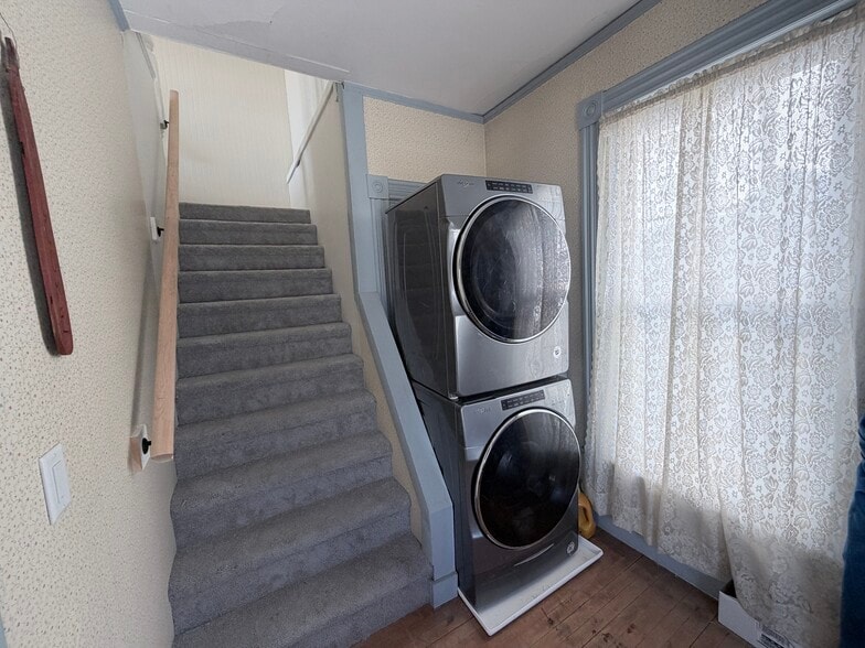 Building Photo - 16 Parkview Ave