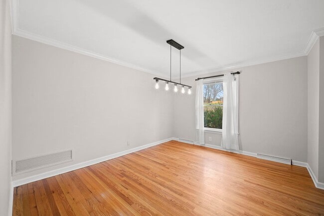 Building Photo - Spacious 4BR (or 3BR + Bonus) with 2 Living Rooms, Screened Porch & 4-Car Garage