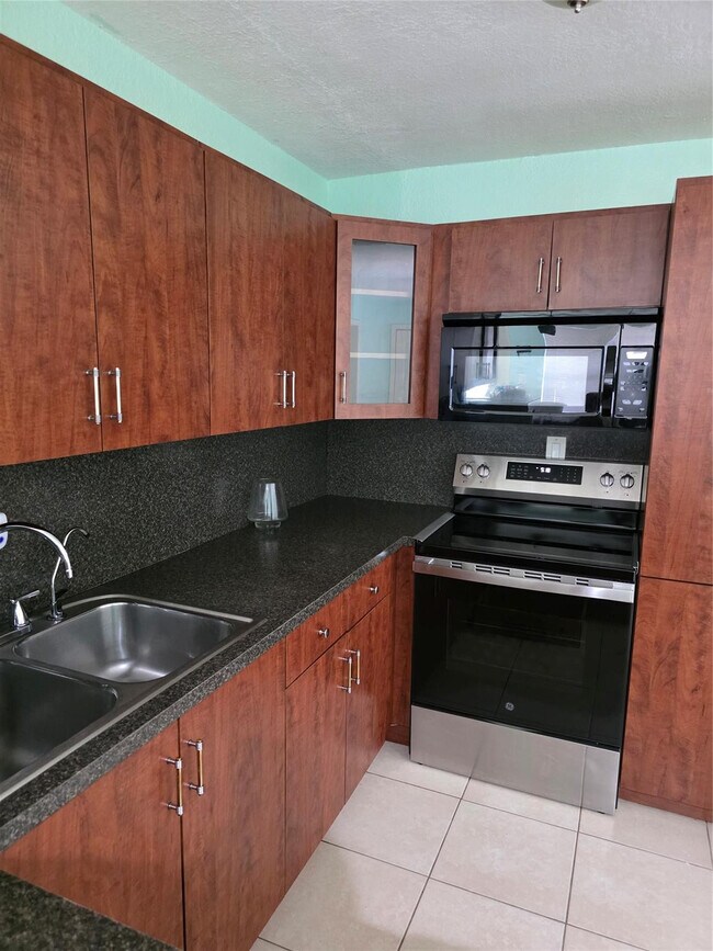 Building Photo - 4031 NE 8th Ave