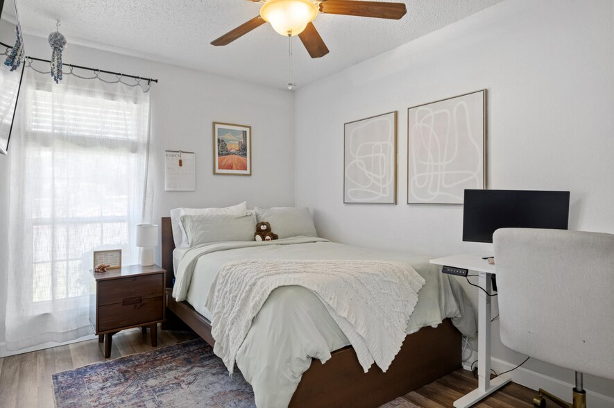 Building Photo - 1015 E Yager Ln