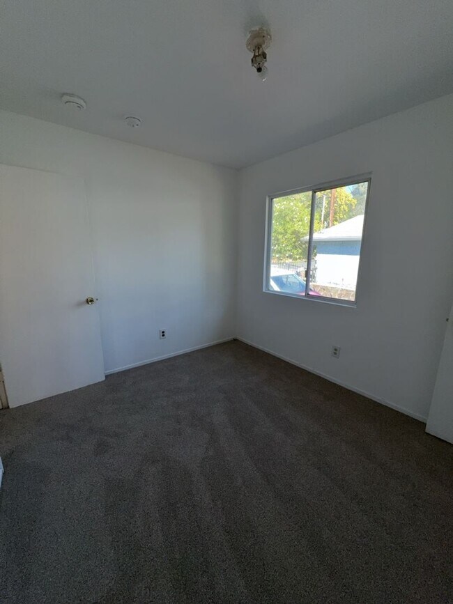 Building Photo - 13445 Lakeshore Dr