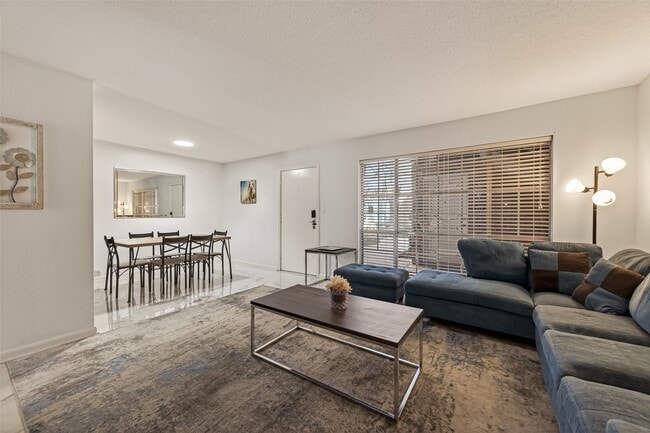 Building Photo - 2201 Fountain View Dr