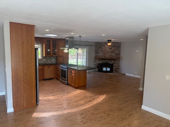 Building Photo - Massive 4-Bedroom home in Quiet Green Vall...