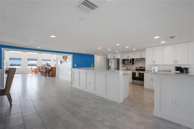 Building Photo - 2300 Harbour Dr