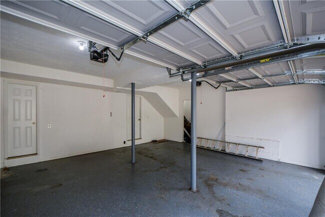 Building Photo - 643 Navarre Dr