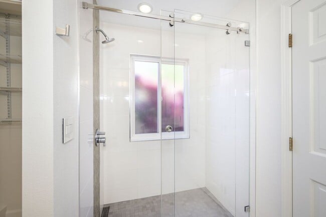 Building Photo - Beautifully Remodeled 4 Bed, 3 Bath Home w...