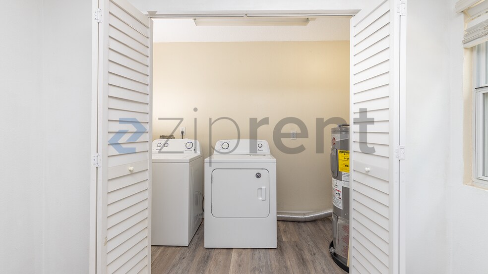 Building Photo - Unit