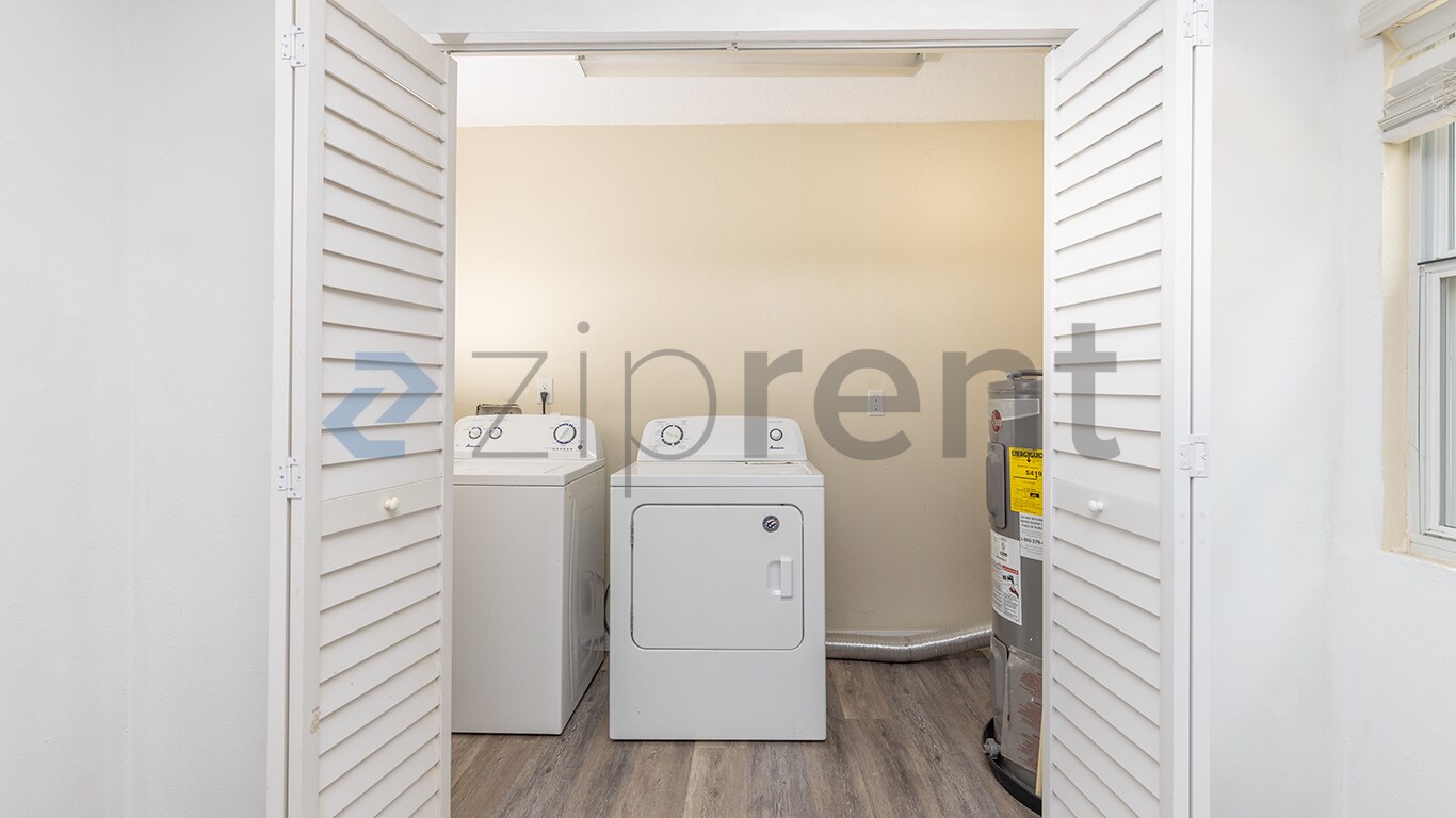 Building Photo - Unit