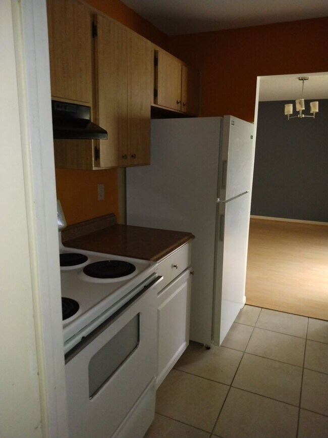 Building Photo - 2 bed 2 bath house for rent