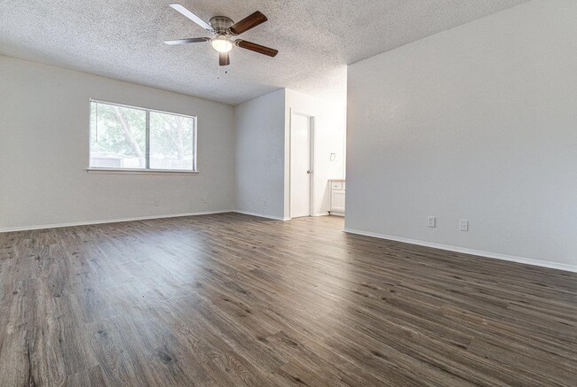 Building Photo - 10105 Woodland Village Dr