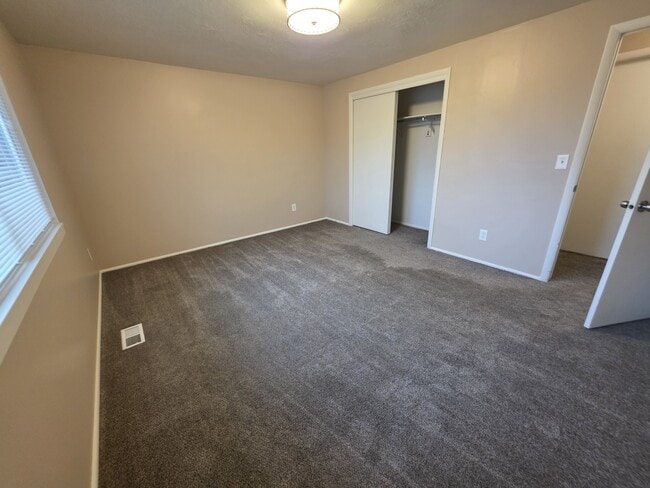 Building Photo - 360 Belaire Cir