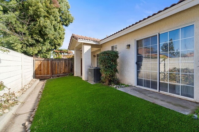 Building Photo - 8884 N Del Mar Ave