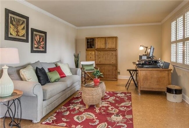 Building Photo - AVAILABLE NOW; 2-Bed/2.5-Bath in Crieve Hall