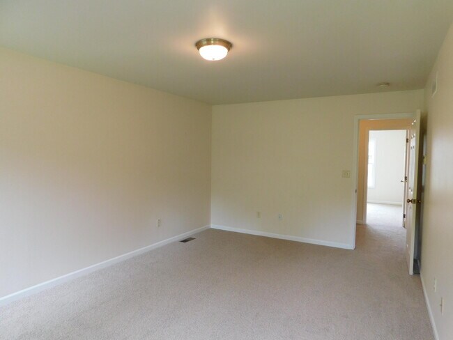 Building Photo - 490 Liberty Pointe Dr