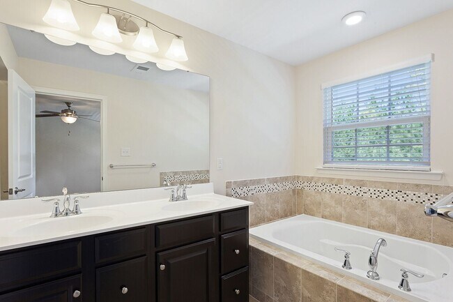 Building Photo - BEAUTIFULLY RENOVATED TOWNHOME IN MECHANICSVILLE
