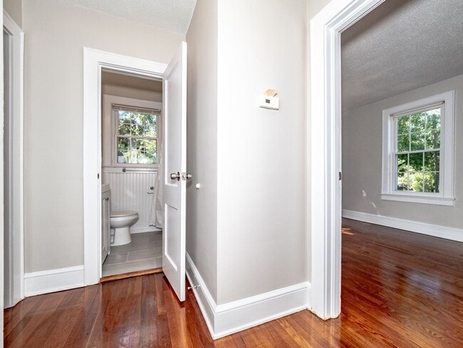 Building Photo - NEWLY RENOVATED 2 BEDROOM 1 BATH APARTMENT IN PRIME DOWNTOWN LOCATION!