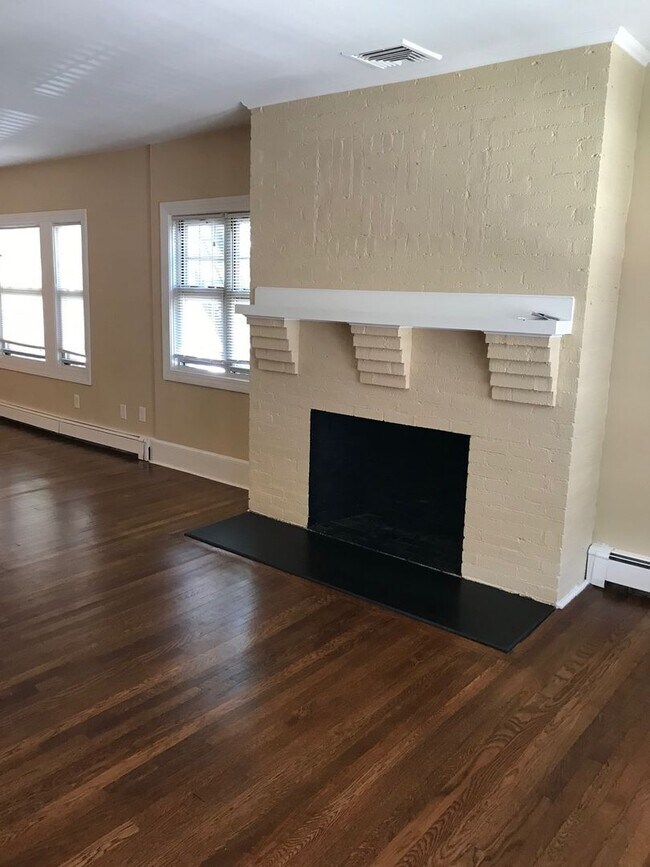 Building Photo - Charming 4 Bedroom
