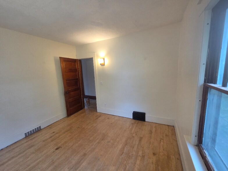 Building Photo - 1907 N Oakley St