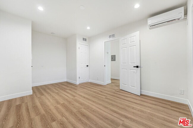 Building Photo - 525 N Sweetzer Ave
