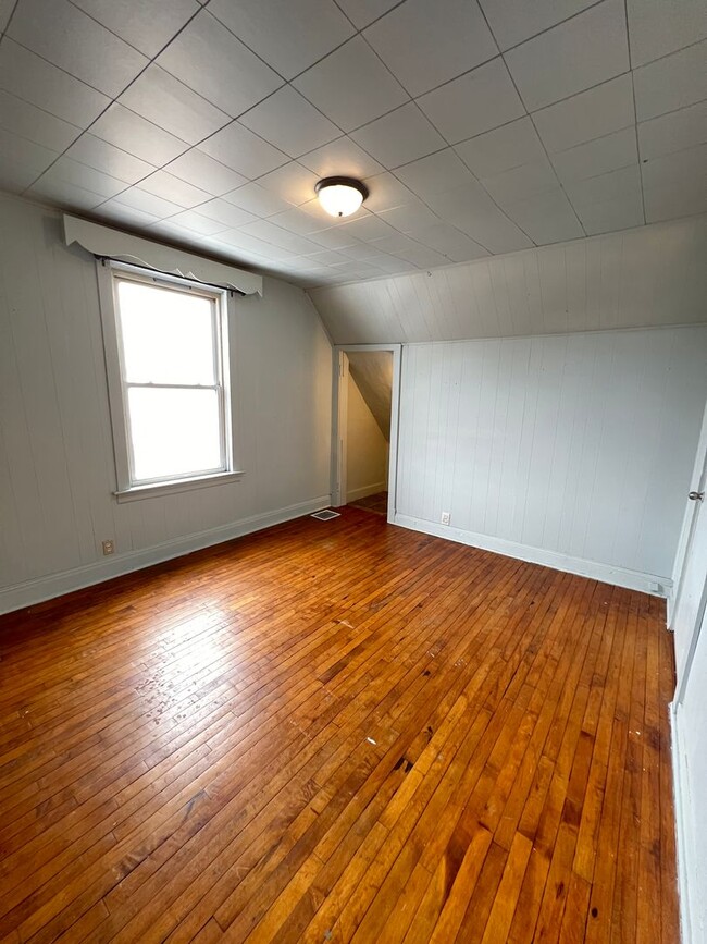 Building Photo - AVAILABLE JUNE - 4 Bed 1 Bath House in the...