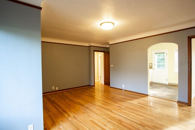 Primary Photo - Great Vintage 2-Bed Between Hawthorne & Belmont!