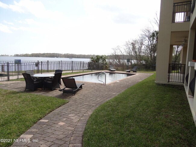 Building Photo - 120 Bay St