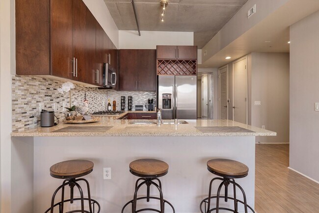 Building Photo - Fully Furnished Spacious One Bedroom - Downtown Las Vegas