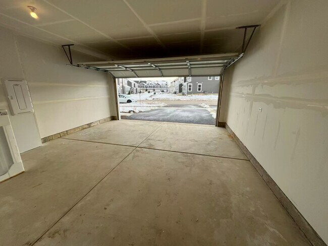 Building Photo - 5922 Hawkweed Dr