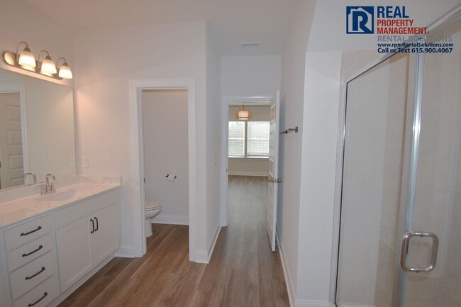 Building Photo - Gorgeous 4 bd home with attached garage! Neighborhood Pool!