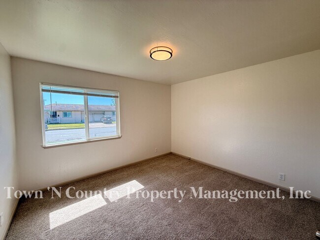 Building Photo - 818-820 University Ave.