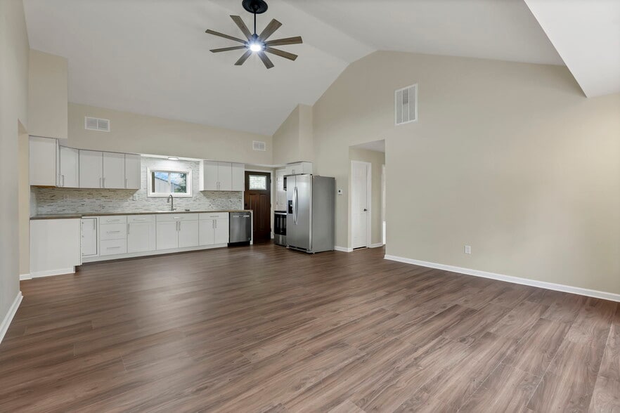 Building Photo - 5170 Fairfield Beach Rd NE