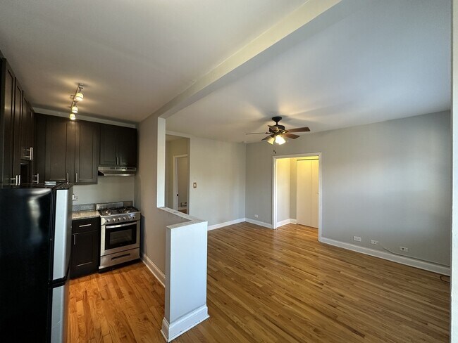 Building Photo - 4742 N Hermitage Ave