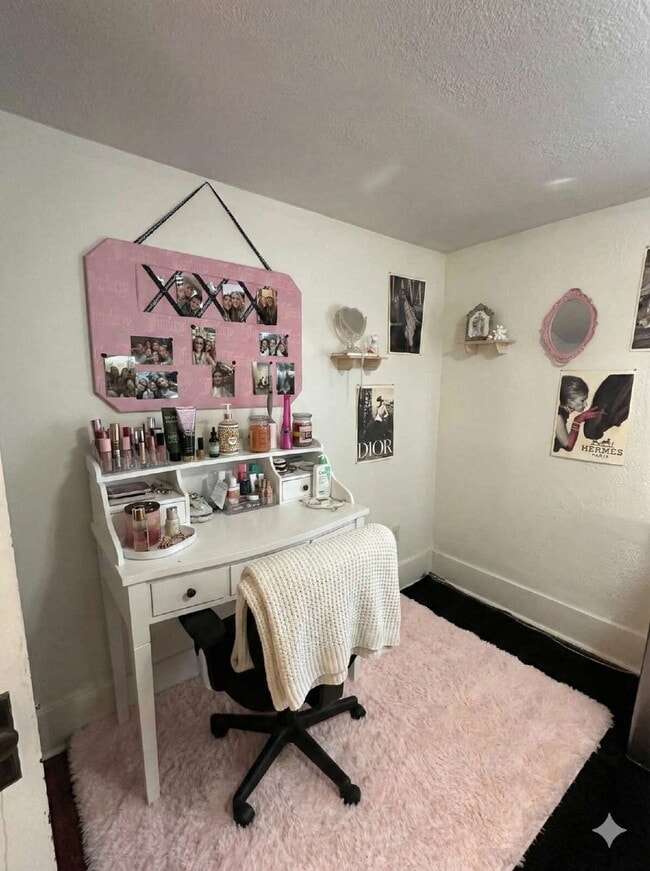 Building Photo - 4 Bed 2 Bath close to UWEC!