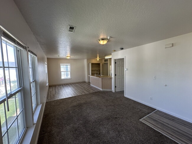 Building Photo - Upper Level 2 Bedroom 1 Bath Apartment