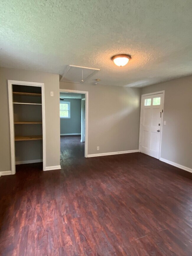Building Photo - Spacious 3 Bedrooms Located in Hermitage /...