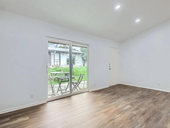 Building Photo - 1301 Hollow Creek Dr