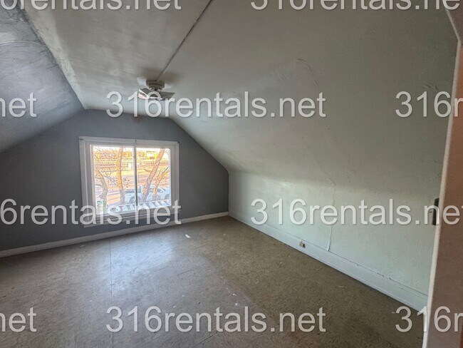 Building Photo - $895 - 3 bed 1 bath - Single Family Home