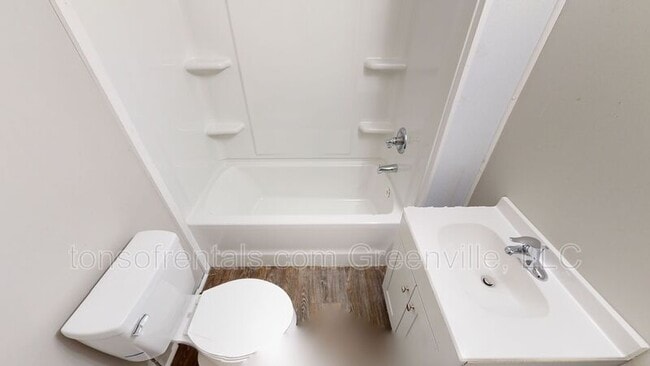 Building Photo - 579 Saxon Ave