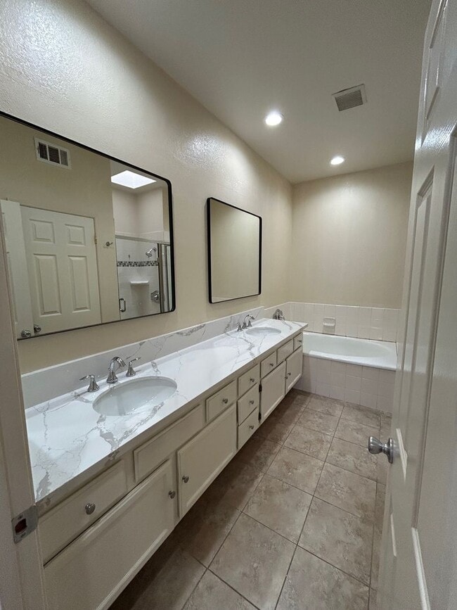 Building Photo - Bright, spacious townhouse located in UTC area, convenient to shopping and public transportation.