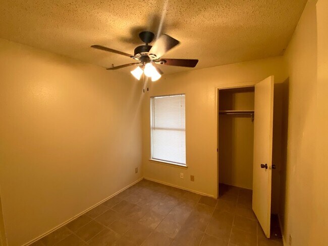 Building Photo - 6814 Flaming Ridge Dr