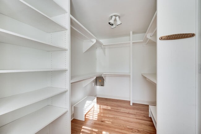 Building Photo - Fantastic renovated 5BE/4BA family home on beautiful oversized private Lot in the heart of Belle ...