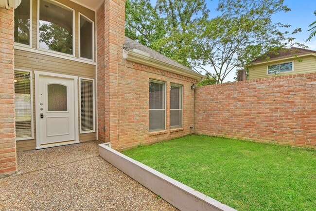 Building Photo - Spacious and Full of Character -  3,000+ S...
