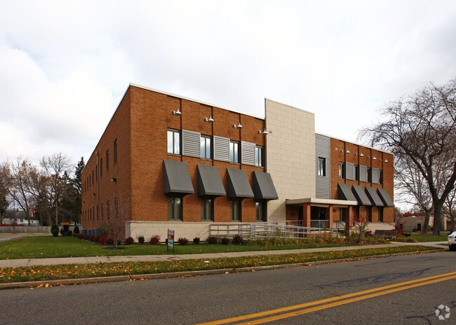 Primary Photo - Glamorgan Apartments